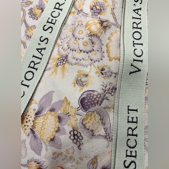 New NWT VS Victoria Secret 2 in 1 towel bag backpack floral - Picture 2 of 8